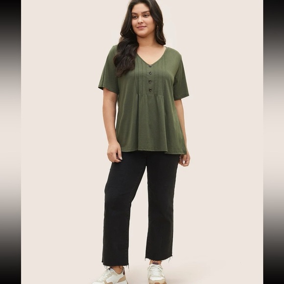 BloomChic Plus Size 2XL Solid Pleated Front Button Detail V Neck T-shirt us18-20 - Picture 4 of 7